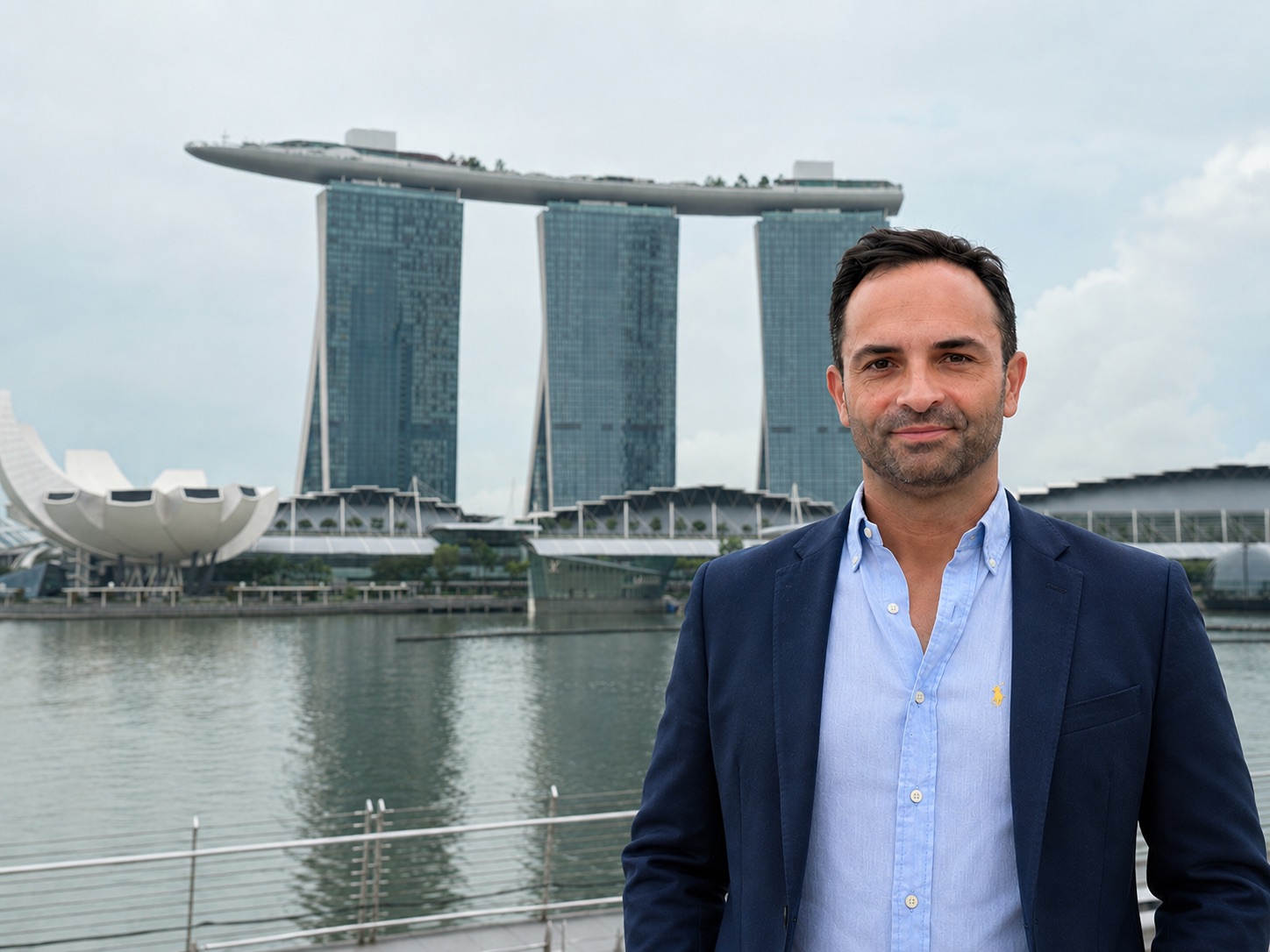 Arnaud devant Marina Bay Sands, Singapour